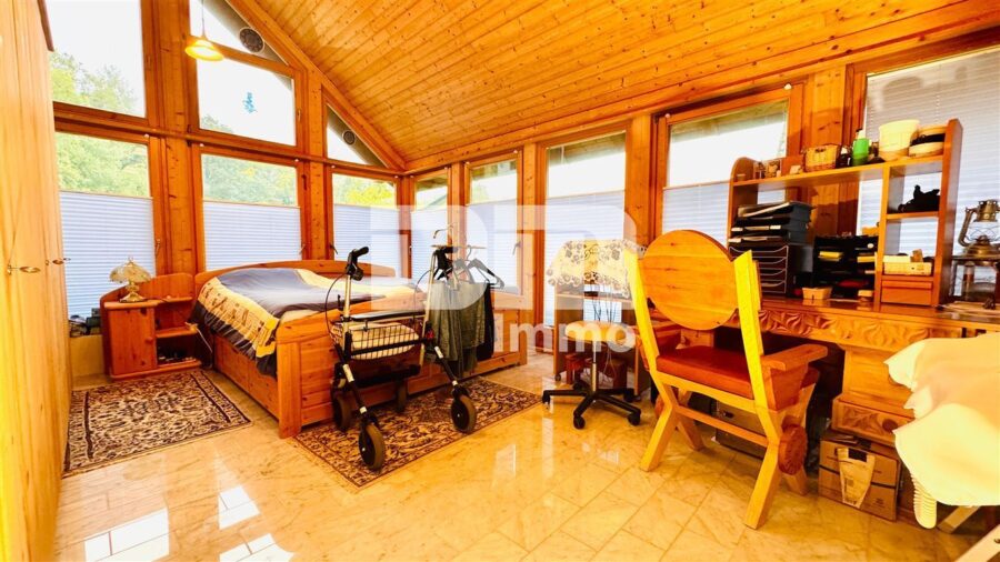 Einfamilienhaus mit Einliegerwohnung in Traumlage mit Terrasse, Naturgarten und Garage - EG Wintergarten